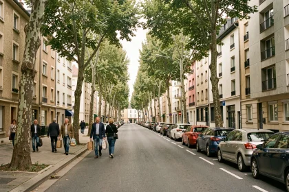 Avenue de l'industrie à Ivry-sur-Seine avec immeubles résidentiels et piétons sur le trottoir